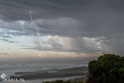 Tsitsikamma National Park - Tijdens zonsopkomst onweerde het boven de oceaan. Meer foto's op www.imadia.nl