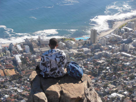 Kaapstad - Lionshead: Zwerfkind kijk neer op de stad als koning ter rijk