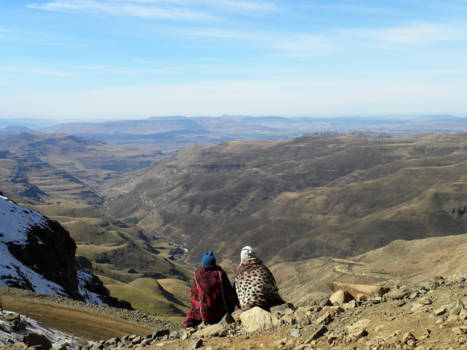 Sani Pass - Twee Lesotho-vrouwen uitkijkend over het niemandsland tussen Lesotho en Zuid-Afrika.