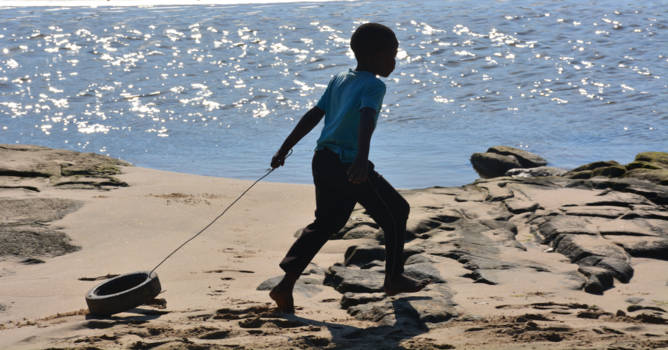 Coffee Bay - Spelend Jongentje aan het strand