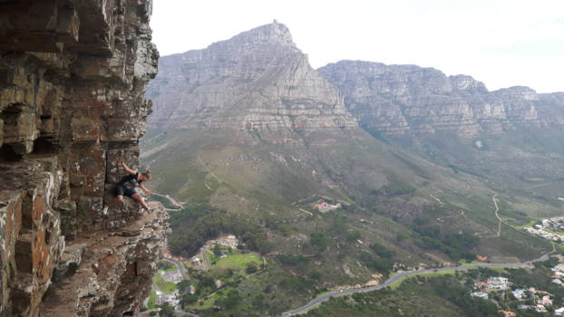 Kaapstad - Zo af en toe moet je een sprong in het diepe wagen... (@ Wally's Cave, Lion's Head)
