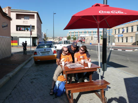 Port Elizabeth - Verrast door een Zuid-Afrikaanse politieagent tijdens het WK 2010.