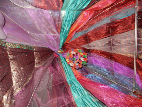 Oost-Kaap - Uitzicht vanaf ons bed naar boven toe. Geen plafond maar een kleurig baldakijn.