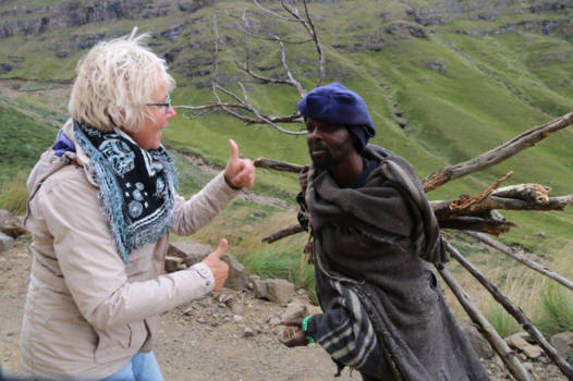 Rondreis Zuid-Afrika in drie weken - Sani Pass deze man loopt iedere dag op en neer met hout om hier eten voor te krijgen.