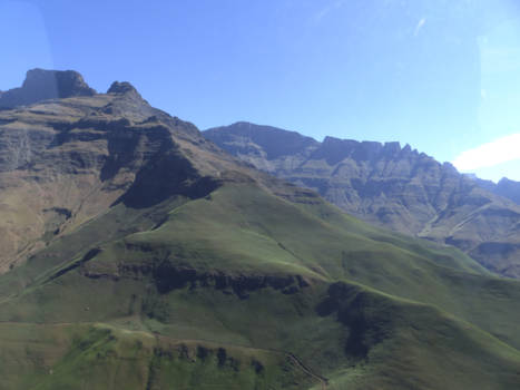 Rondreis Zuid-Afrika in drie weken - Dit is nu nog eens eens uitzicht, vanuit een helikopter op drakensberg.