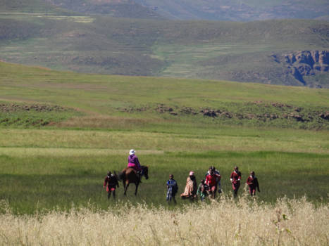 Lesotho - Kinderen in Lesotho onderweg naar school