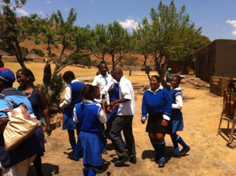 Muizenberg - Dansende Zuid-Afrikaanse schoolkinderen