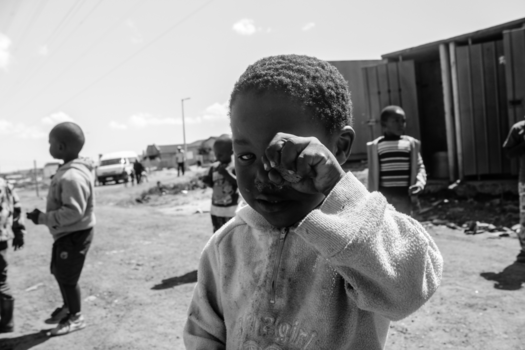 Khayelitsha - Jongetje uit sloppenwijk ontroerd na krijgen van een koekje (let op hand).