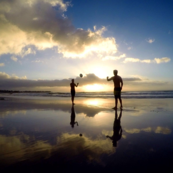 Kaapstad - Learn to play rugby at Kommetjie beach
