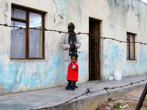 Rondreis van Johannesburg naar Kaapstad - Girl in Umasizakhe township, Graaff-Reinet (2010)
