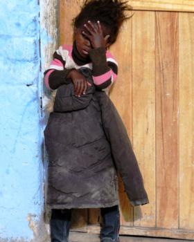 Rondreis van Johannesburg naar Kaapstad - Little girl in Umasizakhe township, Graaff-Reinet (2010)