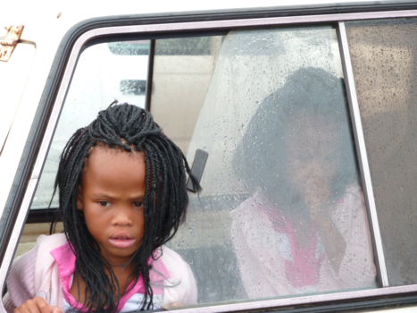 West-Kaap - Auto als kinderopvang.  Een dag op de parkeerplaats. Hermanus (ZA).