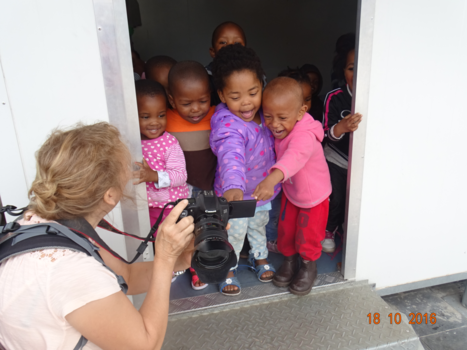 Kaapstad - Kinderen in township zien foto van zichzelf