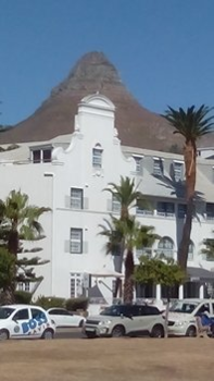Kaapstad - Twee keer TOP! Top van de berg en prachtig wit gebouw met klokgevel.