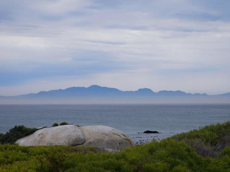 Kaapstad - Mistwolk voor de bergen