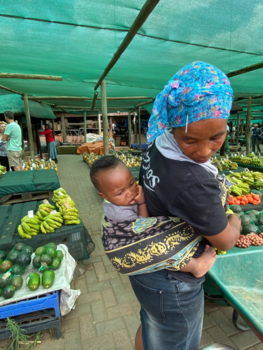 Rondreis van Johannesburg naar Kaapstad - Mamma op de markt met alle gemak kind op haar rug.