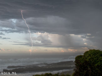 Tsitsikamma National Park - Tijdens zonsopkomst onweerde het boven de oceaan. Meer foto's op www.imadia.nl