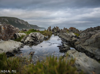 Tsitsikamma National Park - De rotsen aan de kust van Stormsrivier.