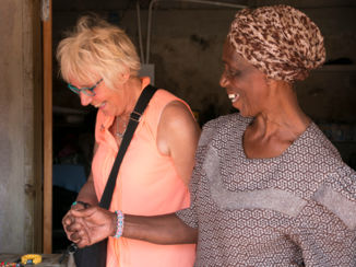 Zuid-Afrika - Armbanden uitdelen op een marktje wat waren ze allemaal blij