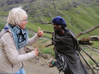 Zuid-Afrika - Deze man loopt iedere dag bij de Sani Pass ook hij kreeg van mij een armband