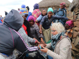 Zuid-Afrika - Armbanden uitdelen bij Lesotho
