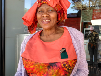 Zuid-Afrika - Prachtig uitgedoste dame op weg naar de kerk