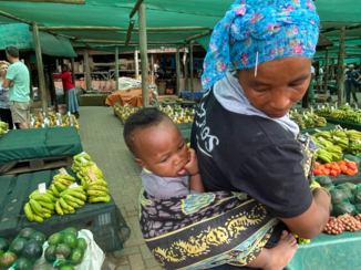 Rondreis van Johannesburg naar Kaapstad - Mamma op de markt met alle gemak kind op haar rug.
